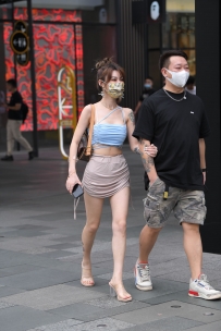 【精选街拍】Vol.2567 咖色紧身包臀裙香肩纹身 [157P-3.41GB]