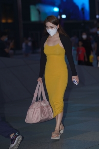 【精选街拍】Vol.2504 黄色紧身包臀裙 [87P-1.31GB]