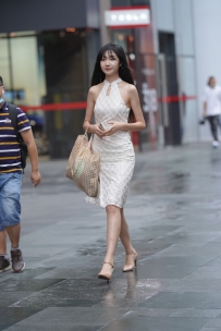 【精选街拍】Vol.3715 复古风白色连衣裙 [112P+1V-1.69GB]