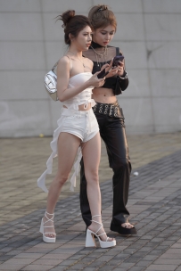 【精选街拍】Vol.2466 黑色热裤白色热裤美腿香肩 [51P-524MB]